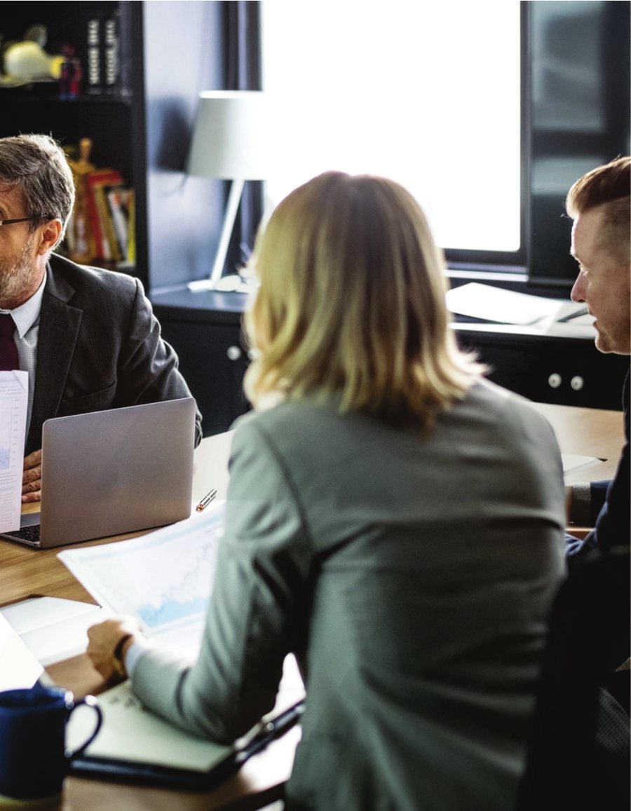 Equipe multidisciplinar reunida em uma mesa de trabalho